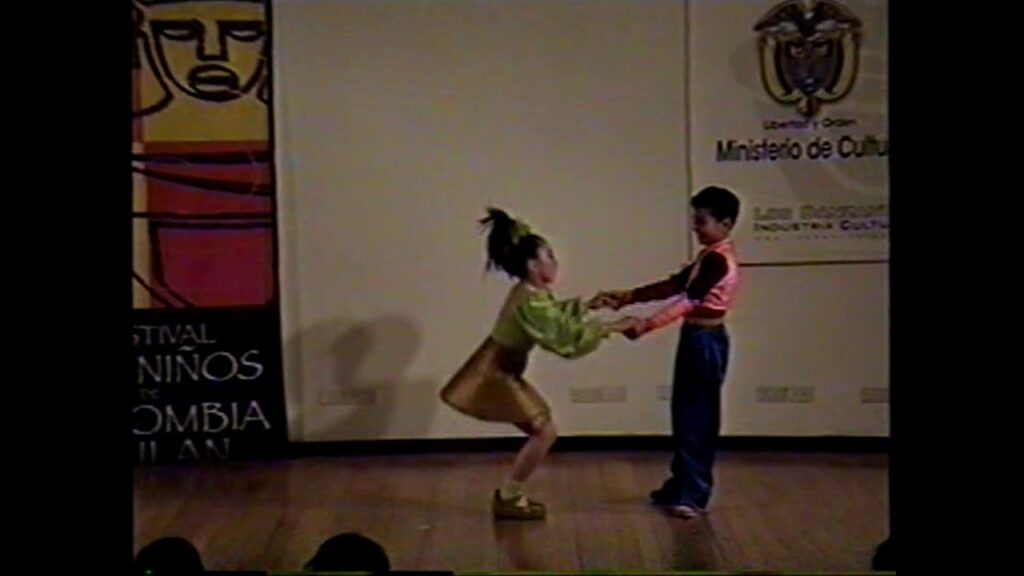 ESPECTACULO COMPLETO. Colombia -2005 -Los Niños de Colombia Bailan en Pareja.