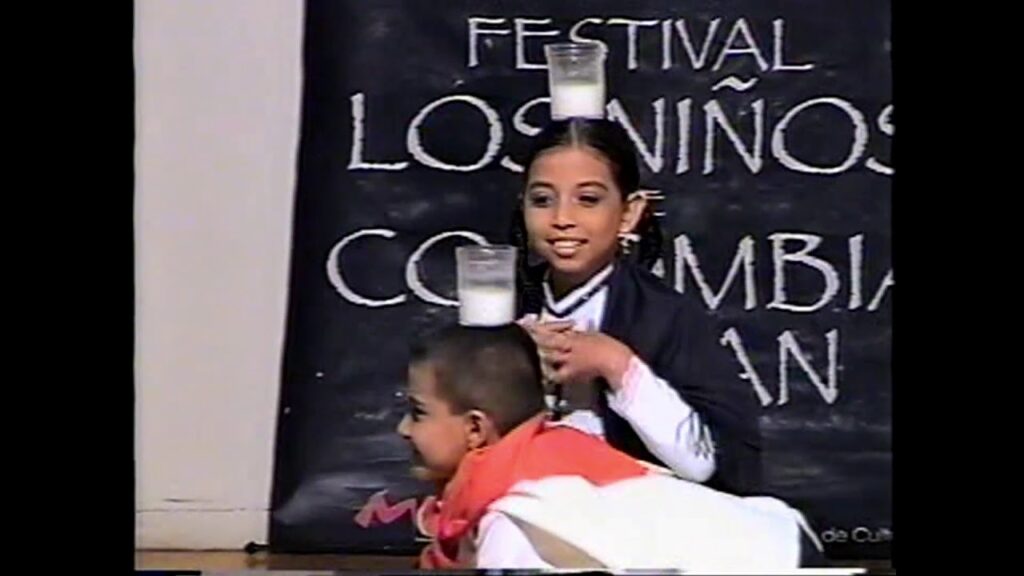 ESPECTACULO COMPLETO. Colombia - 2004. -Los Niños de Colombia Bailan en Pareja..