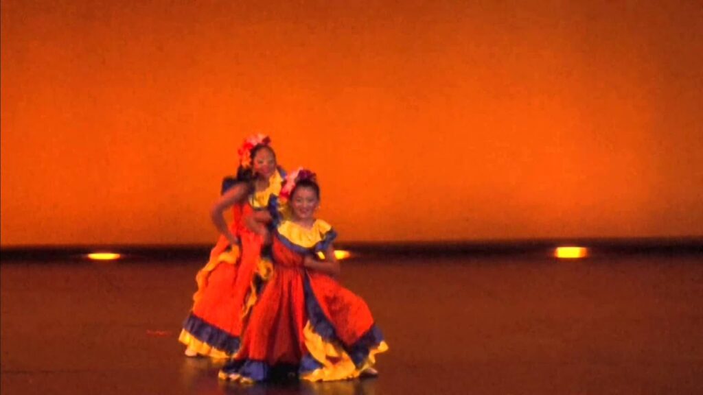 Baile "LA PAVA" Los Niños de Colombia Bailan.