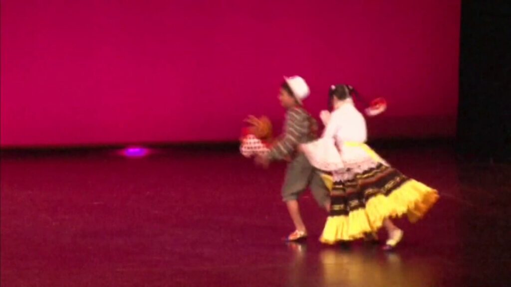 Danza "CABALLITO de PALO" Los Niños de Colombia Bailan.
