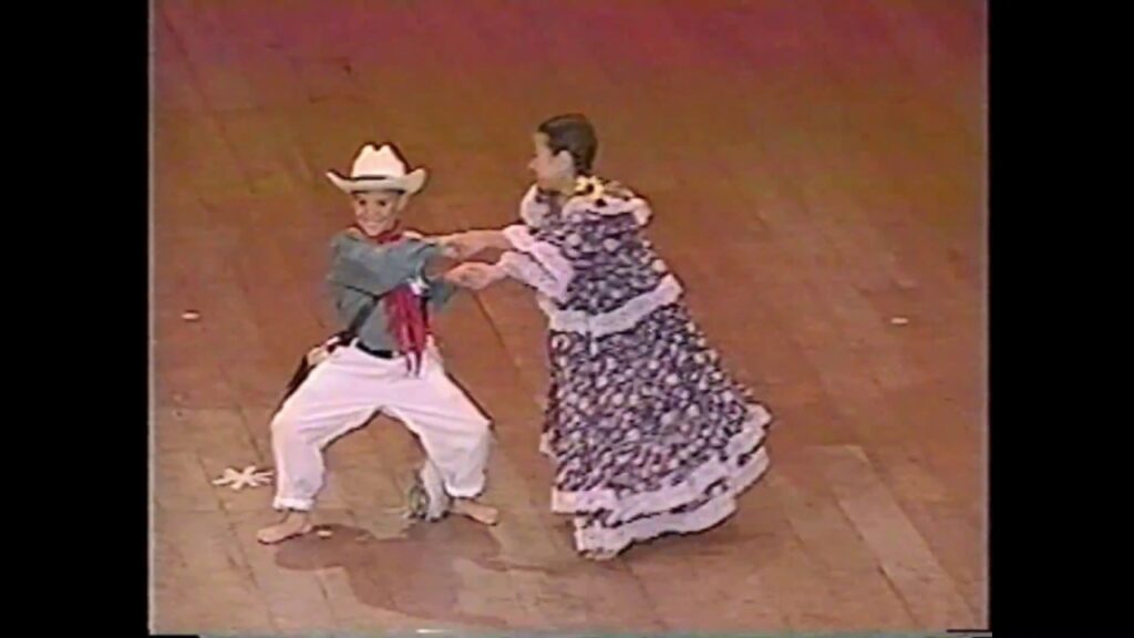 Baile “PASILLO PAISA" Los Niños de Colombia Bailan.