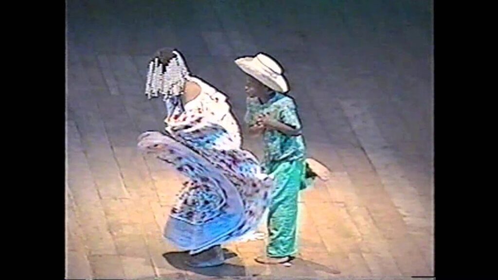 Danza “BAMBAZU" Los Niños de Colombia Bailan.