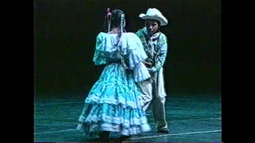 Baile “VUELTAS ANTIOQUEÑAS" Los Niños de Colombia Bailan.