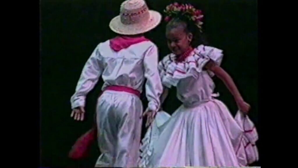 Baile “LA PAVA ECHADA” Los Niños de Colombia Bailan.