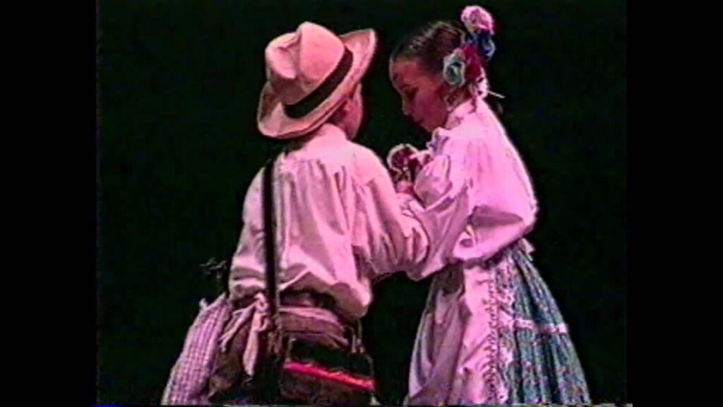 Baile “MACHETEROS” Los Niños de Colombia Bailan.