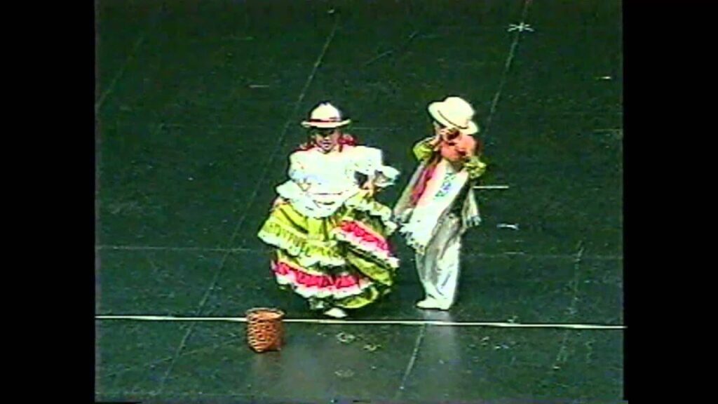 Baile “RAJALEÑA” Los Niños de Colombia Bailan.