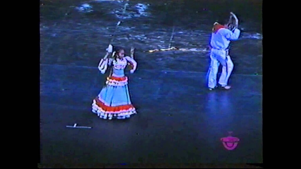 Baile "CUMBIA COLOMBIANA" Los Niños de Colombia Bailan.