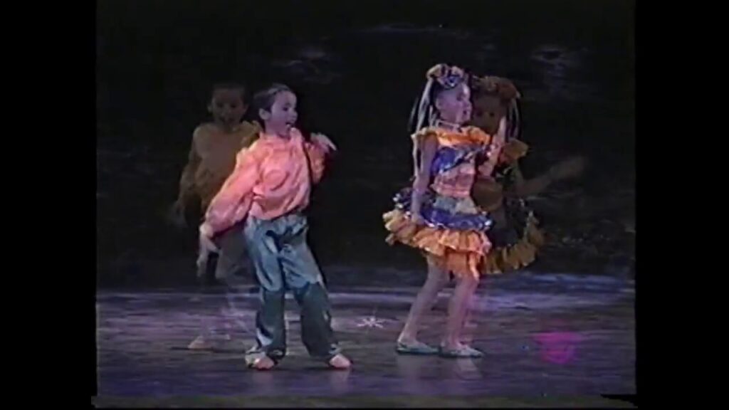 Baile "LA BOLITA" Los Niños de Colombia Bailan.