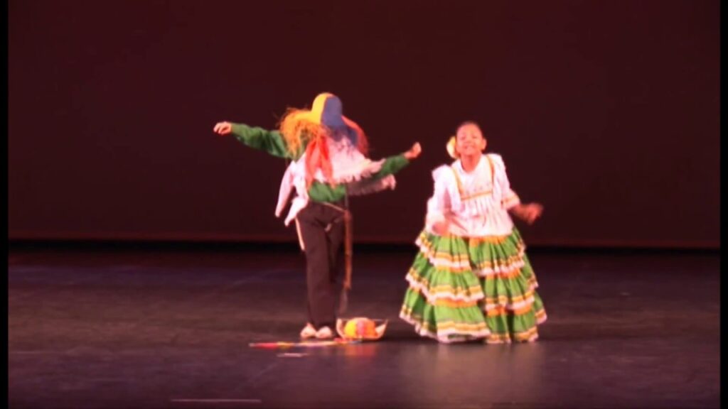 Baile “ESPANTAPAJAROS" Los Niños de Colombia Bailan.