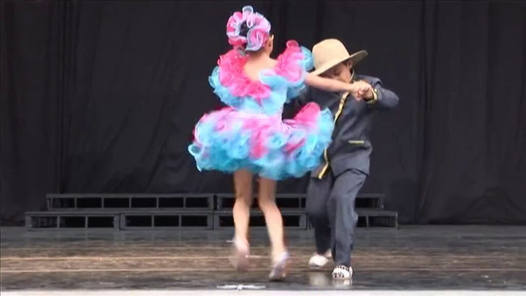 Baile “MIREN COMO ZAPATEO MI JOROPO” Los Niños de Colombia Bailan.