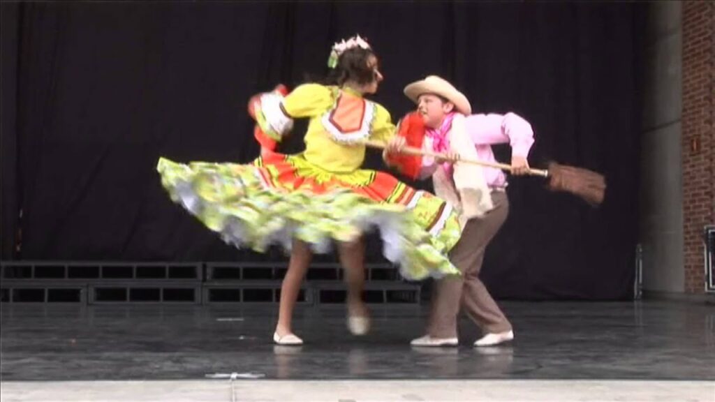 "BAILE BRAVO" Los Niños de Colombia Bailan.