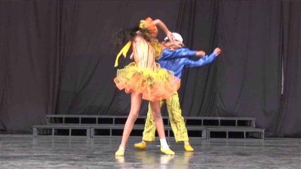 Baile “MAKERULE" Los Niños de Colombia Bailan.