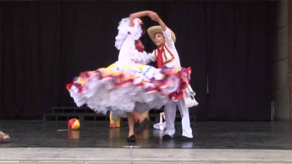 Baile "CUADRO HUILENSE" Los Niños de Colombia Bailan.